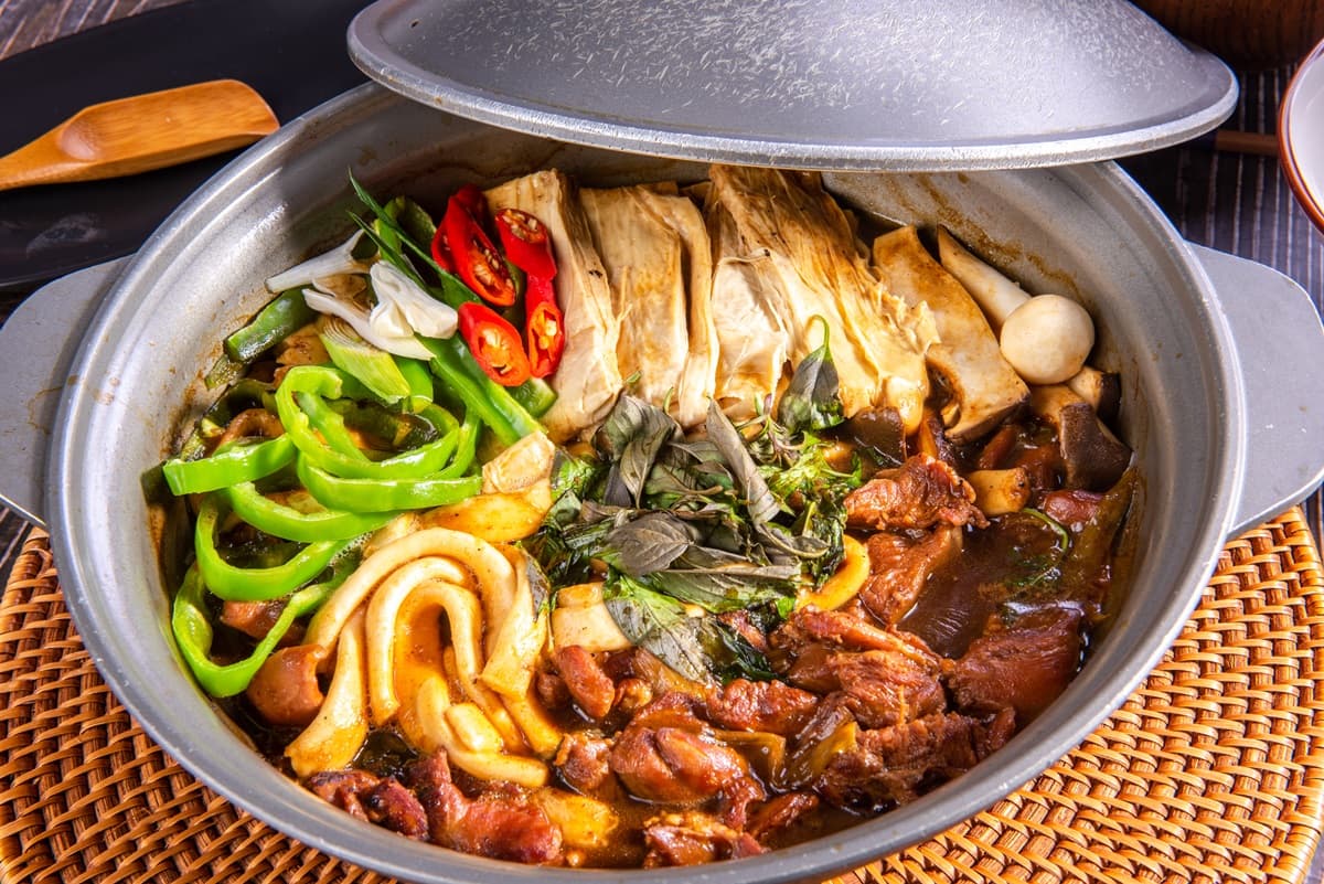 宅在家開嗑了！肉控必吃「牛肉超載鍋」、麻辣「雅香石頭火鍋」，網友激推4大鍋物都在這