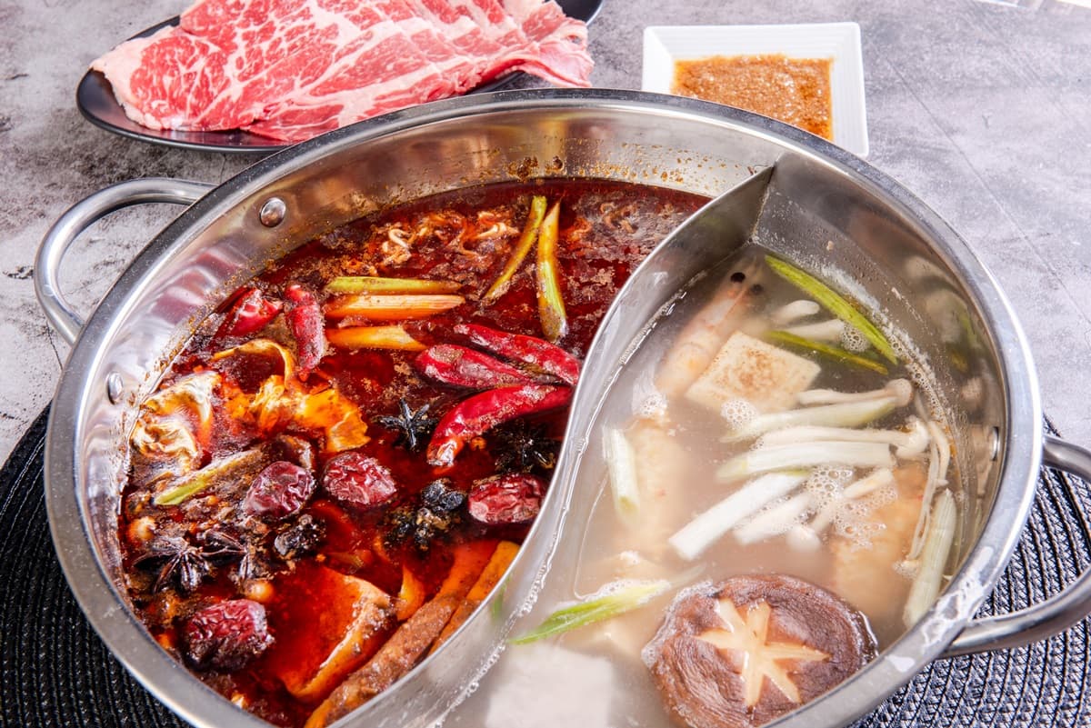 宅在家開嗑了！肉控必吃「牛肉超載鍋」、麻辣「雅香石頭火鍋」，網友激推4大鍋物都在這