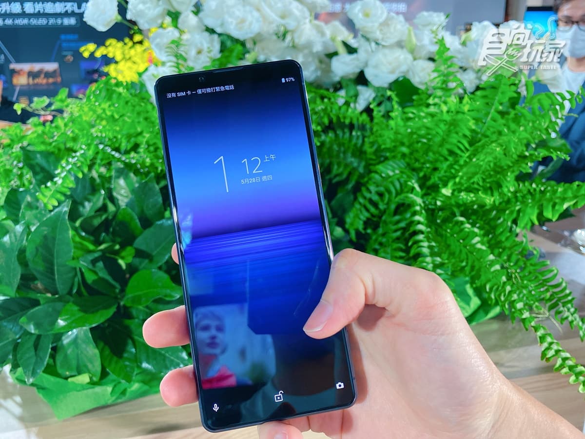 超狂「三眼怪」5G手機！爽玩手遊「飛航模式」、單眼相機介面搬進來