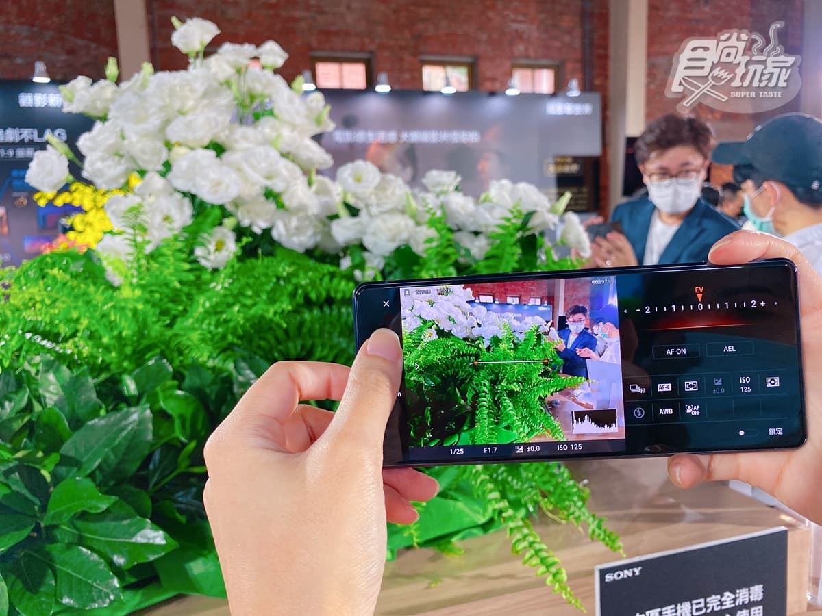 超狂「三眼怪」5G手機！爽玩手遊「飛航模式」、單眼相機介面搬進來
