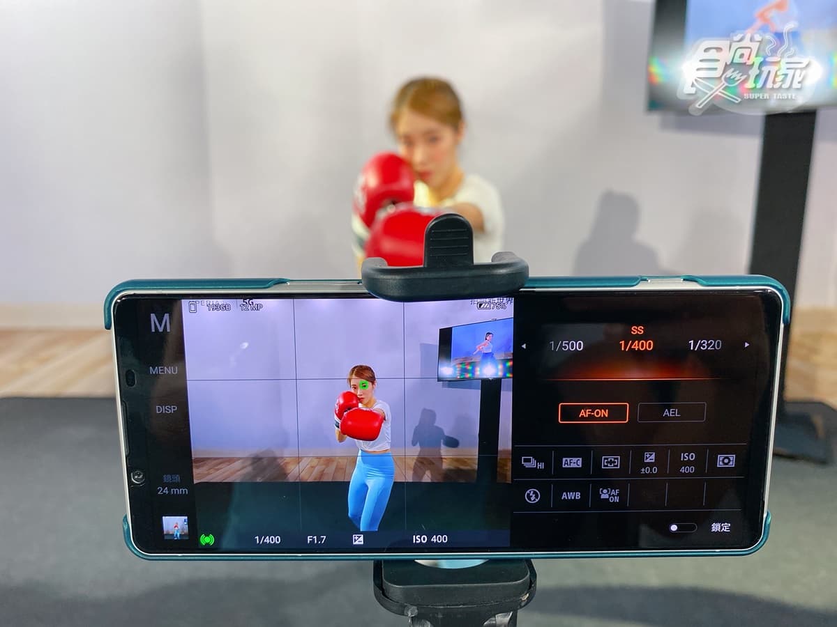 超狂「三眼怪」5G手機！爽玩手遊「飛航模式」、單眼相機介面搬進來
