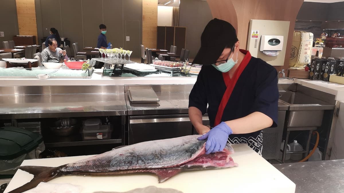 優惠爆表！人氣BUFFET推超狂「殺魚秀」，加碼「第二人6折+600元振興券」