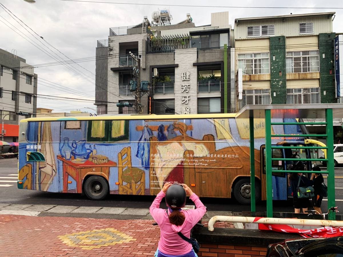 搭梵谷「星夜」去旅行，屏東世界名畫公車上路，街角遇見「蒙娜麗莎」