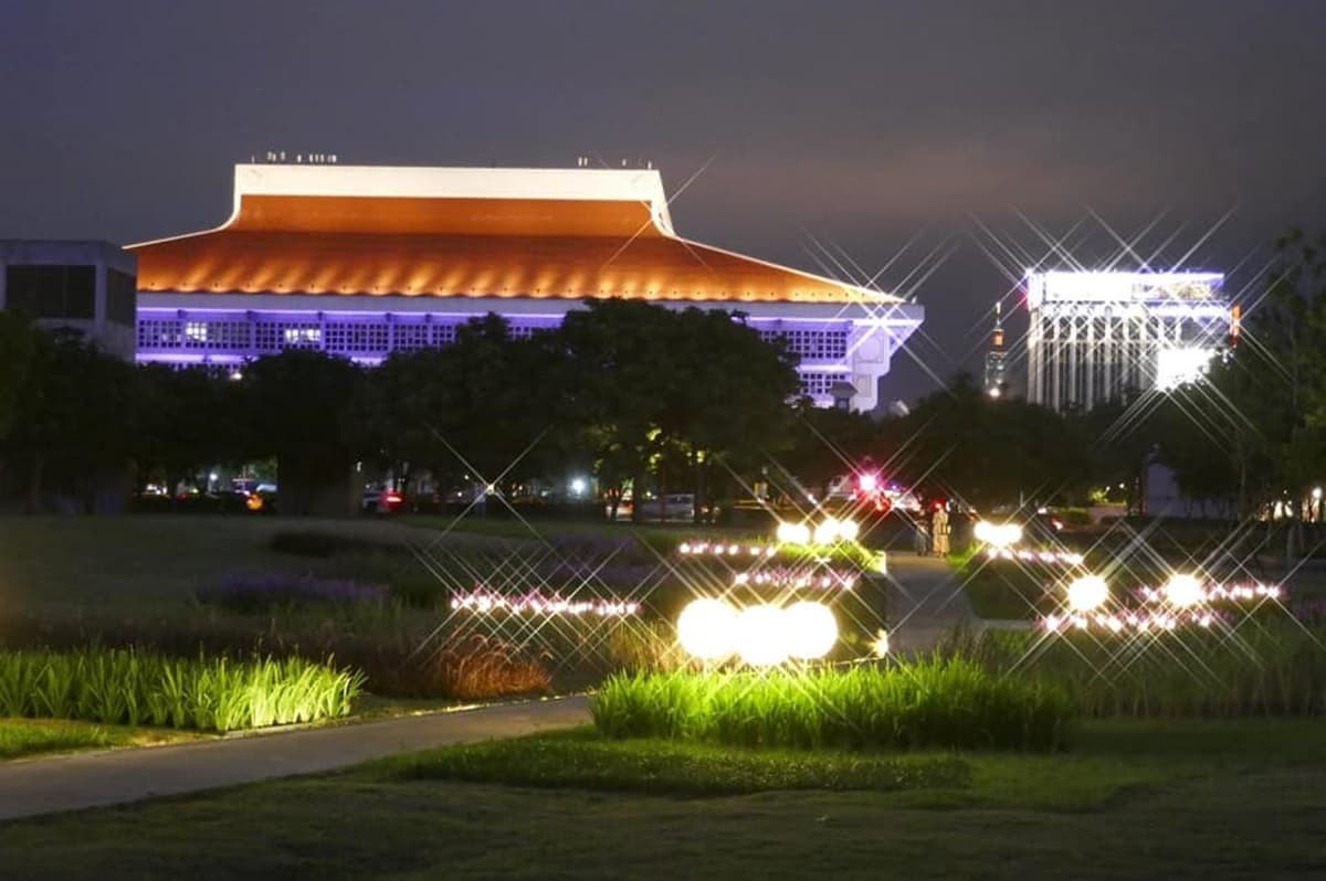 市中心就能賞花！「紫葉狼尾草」「米奇蒲公英燈」日夜都浪漫，路過北車必拍