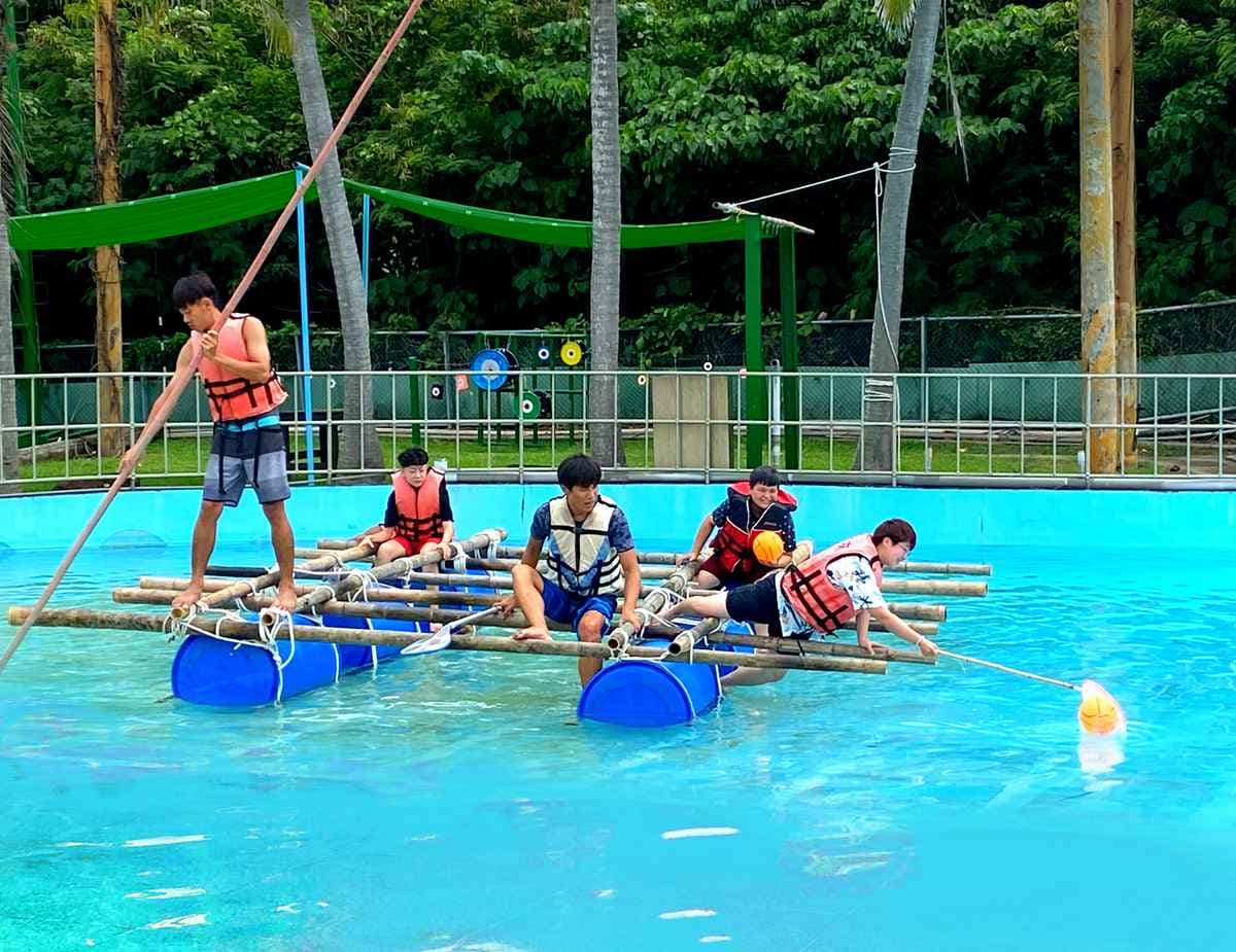 墾丁「遛小孩」渡假村，空中滑索、划船奪寶超放電，彩繪海洋房型美翻