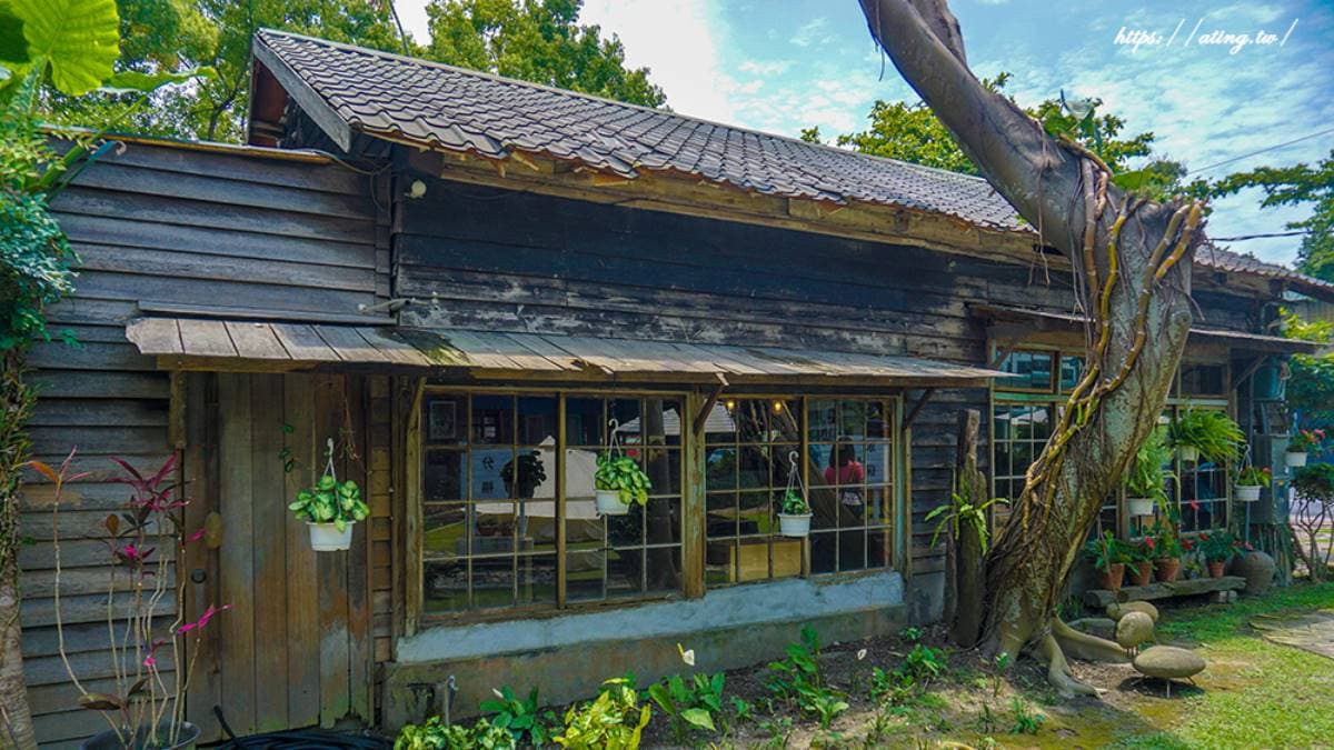 坐在鐵軌上用餐！日式老屋變庭園咖啡廳，露天鐵道座、雙心草地超好拍
