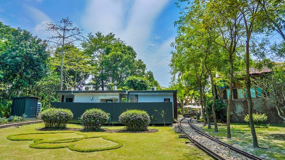 坐在鐵軌上用餐！日式老屋變庭園咖啡廳，露天鐵道座、雙心草地超好拍