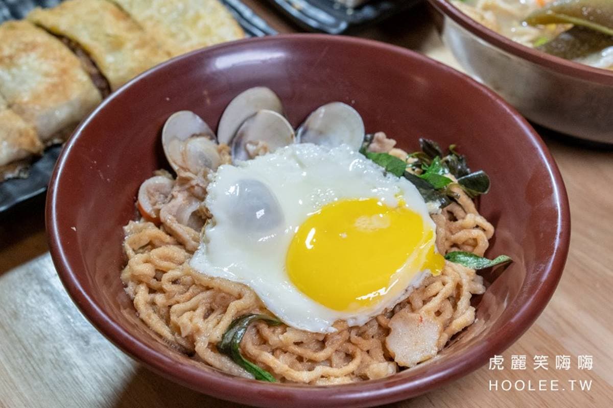 高雄邪惡系消夜!夜貓子必吃:噴香九層塔炒意麵、牽絲德腸熱壓吐司 高雄邪惡系消夜!夜貓子必吃:噴香九層塔炒意麵、牽絲德腸熱壓吐司