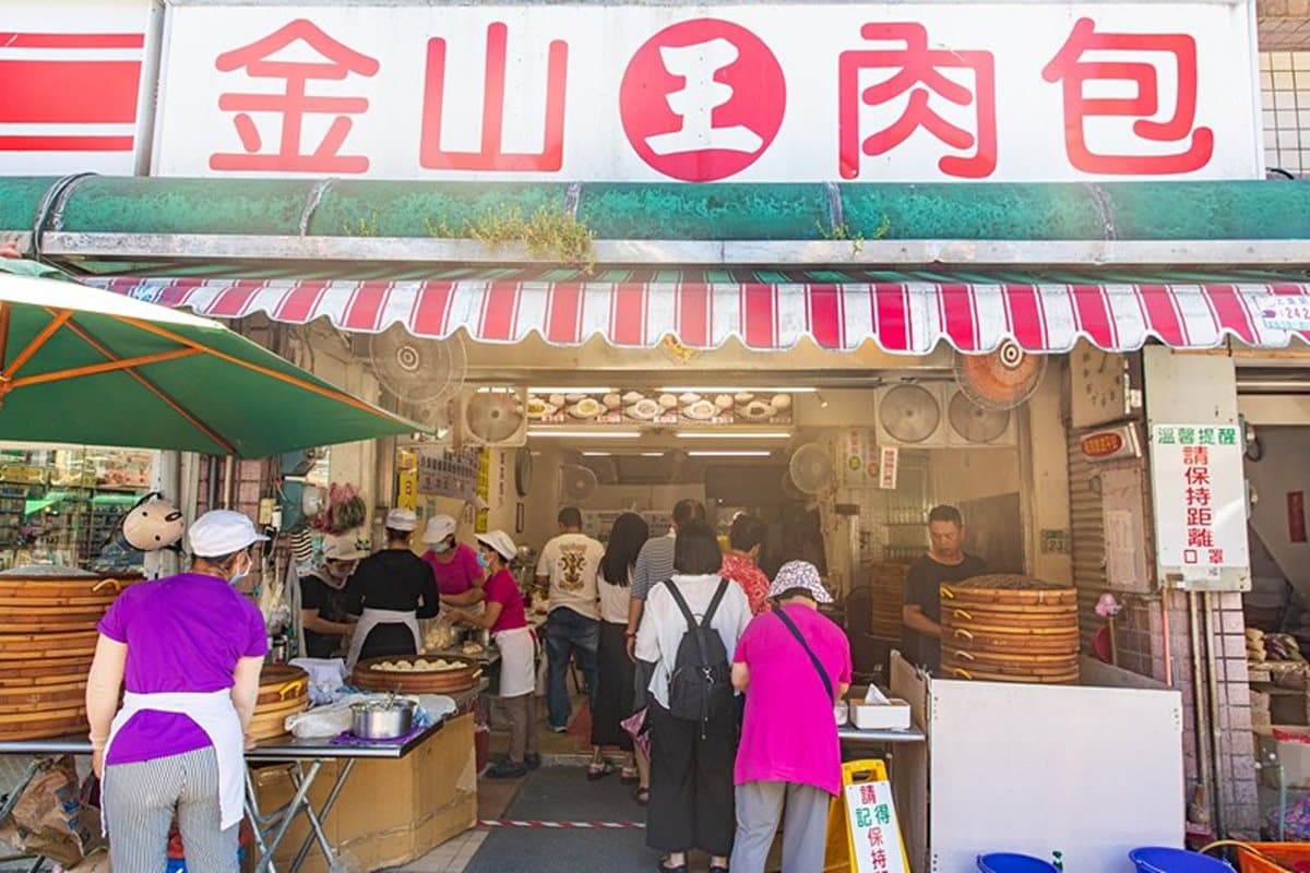 金山老街排隊肉包!現包現蒸飄香30年,還有隱藏版油飯晚來吃不到 金山老街排隊肉包!現包現蒸飄香30年,還有隱藏版油飯晚來吃不到