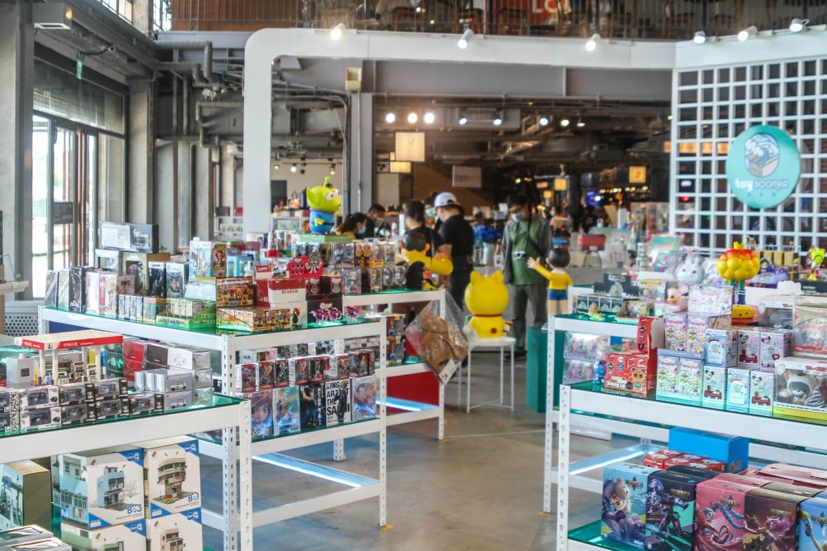 【新開店】高雄最大、最美玩具店開在這！先搶哆啦A夢、迪士尼公仔，還可賞無敵海景