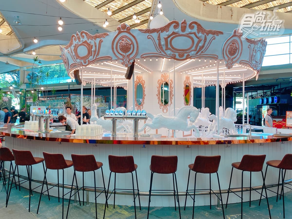 【新開店】全台首家「旋轉木馬酒吧」！24座啤酒柱、環狀吧檯超欠拍