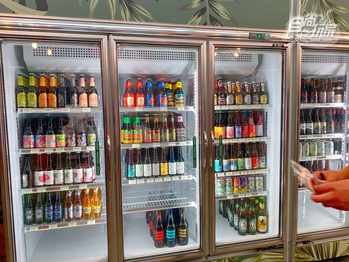 【新開店】全台首家「旋轉木馬酒吧」！24座啤酒柱、環狀吧檯超欠拍