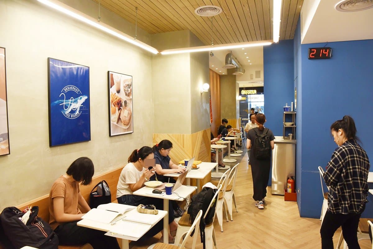 【食尚首播】吃到下巴脫臼！浮誇早餐「雙層牛肉排起司漢堡」，肉汁噴發好過癮