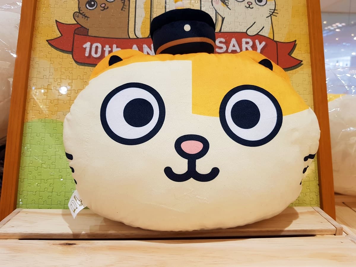 「黃阿瑪十週年快閃店」前進高雄！巨大阿瑪萌坐鎮、7隻貓「麻糬抱枕」全到齊快衝