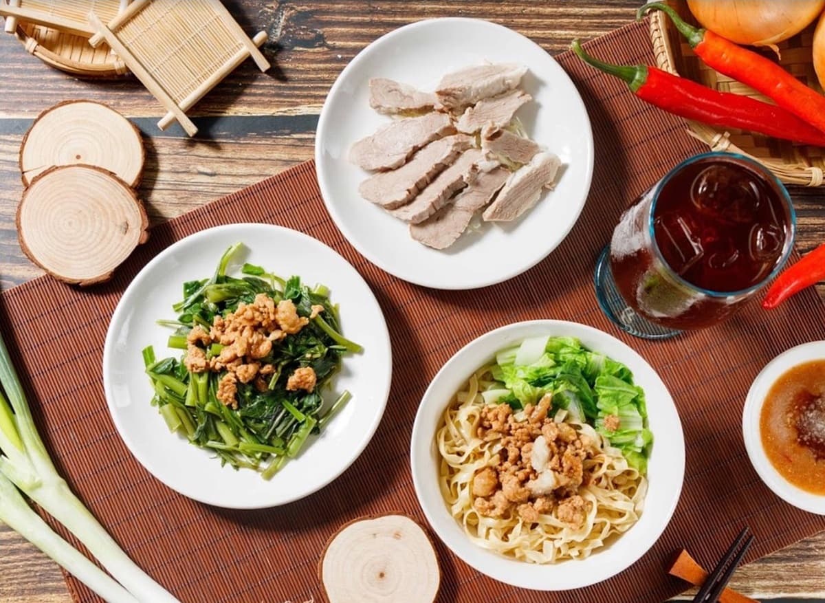 全台最狂「嘉義免費吃到飽」！浮誇炸全雞、網美鵝肉店、打卡冰菓室，56家夯店都能爽吃