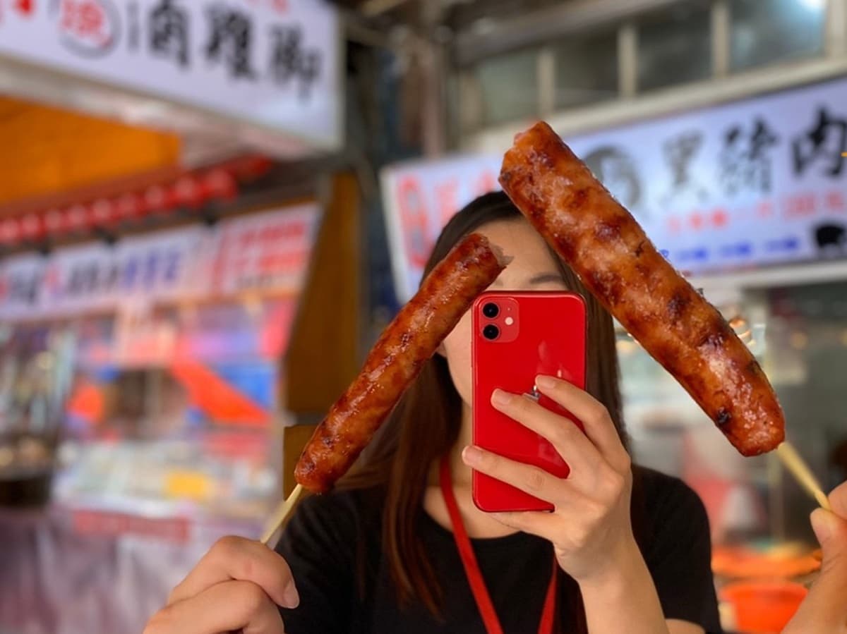 夜市吃滿4家店「99元」爽住飯店！網美泳池入住必打卡，還有必比登免費吃