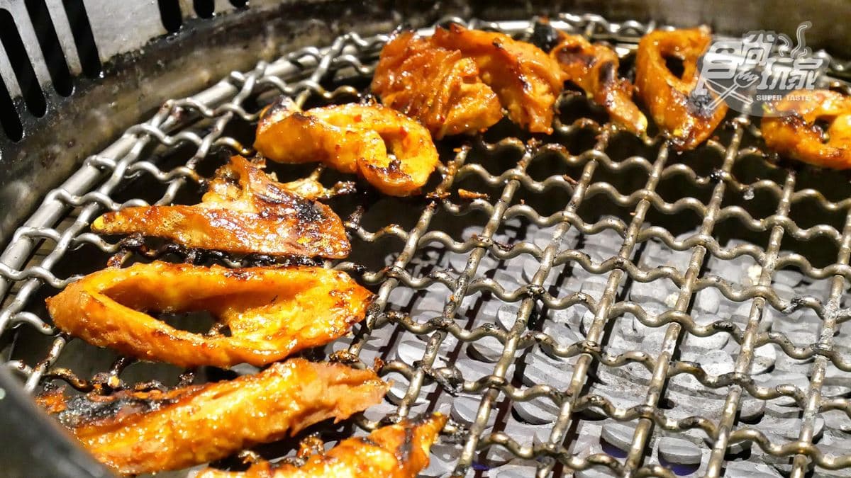 【新開店】雙人餐半價每人不到600元！高CP值韓式烤肉開幕，必點超長65公分豬五花