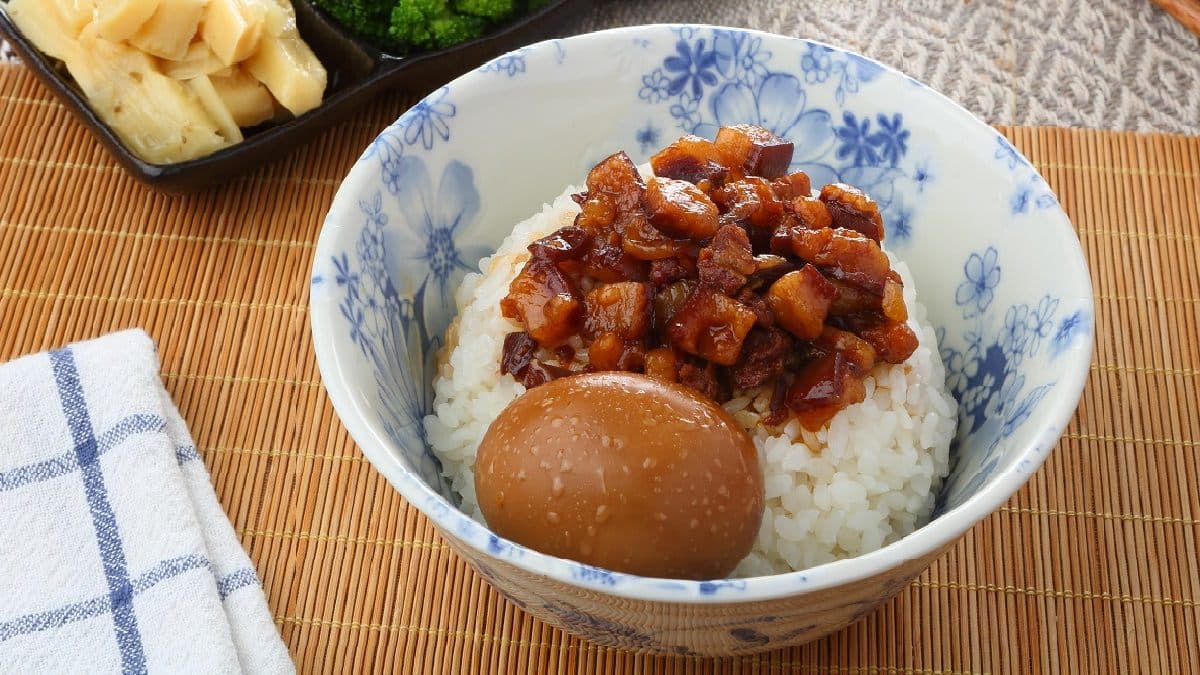 土城巷子內的流淚滷肉飯，半夜排隊的臭豆腐