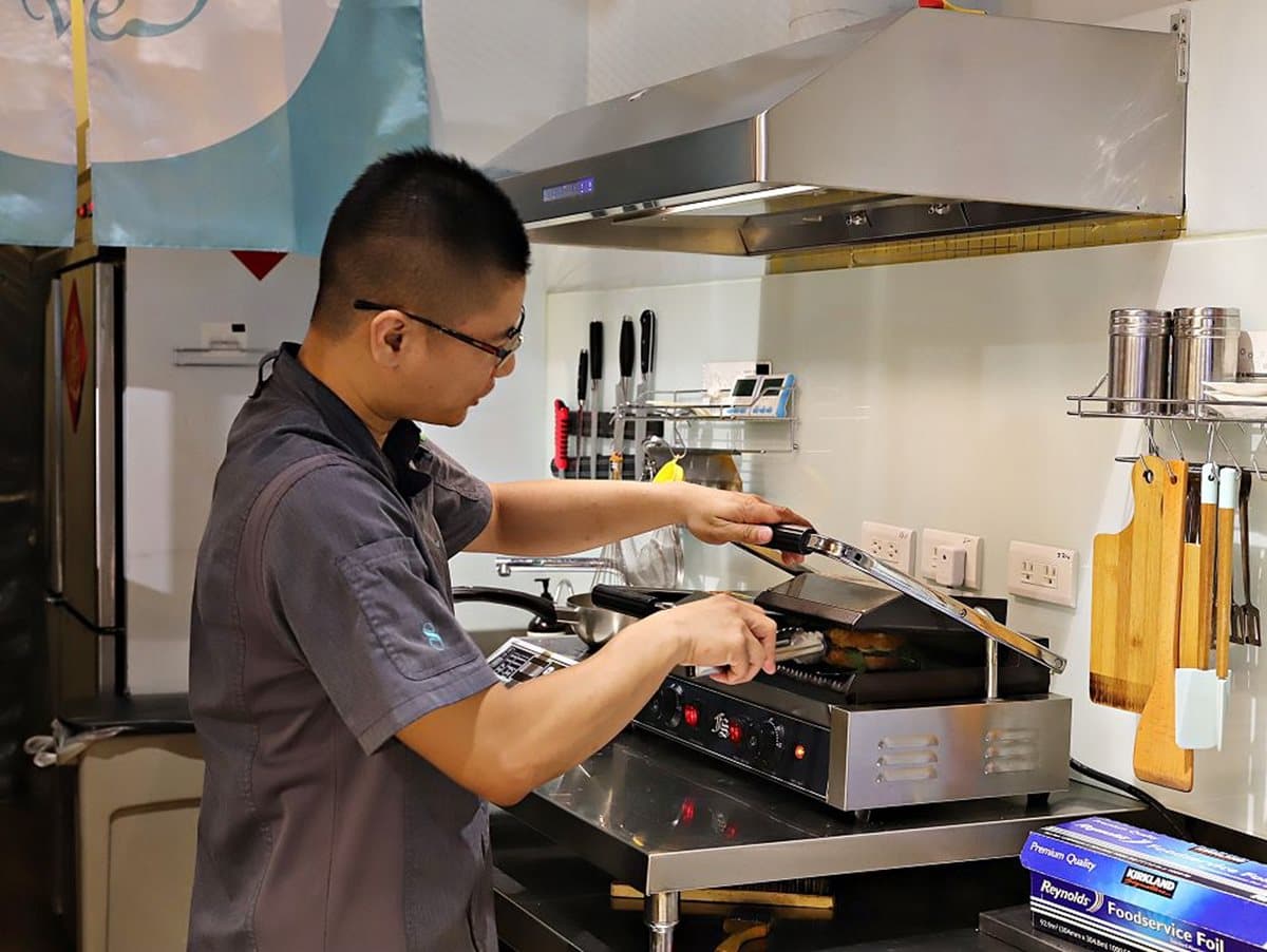 台南超浮誇隱藏版帕尼尼「我有46公分」！3種肉塞好塞滿，挑戰肉食族胃袋