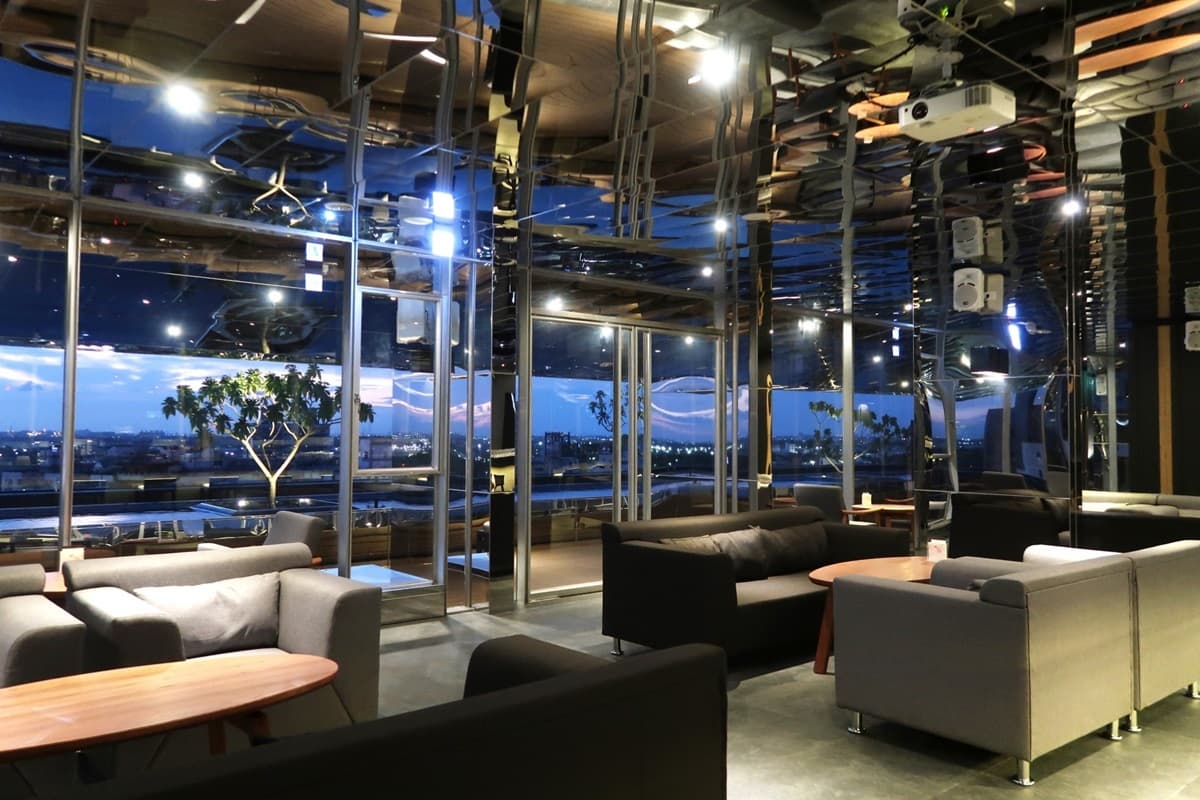 最多現省5000元！入住3家高檔飯店俯瞰市區美景，還可享空中酒吧、美人湯屋