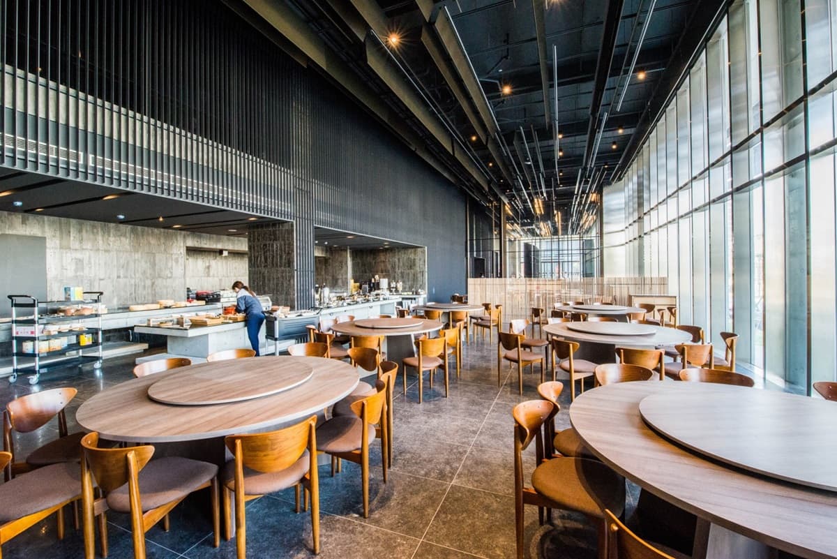 最多現省5000元！入住3家高檔飯店俯瞰市區美景，還可享空中酒吧、美人湯屋