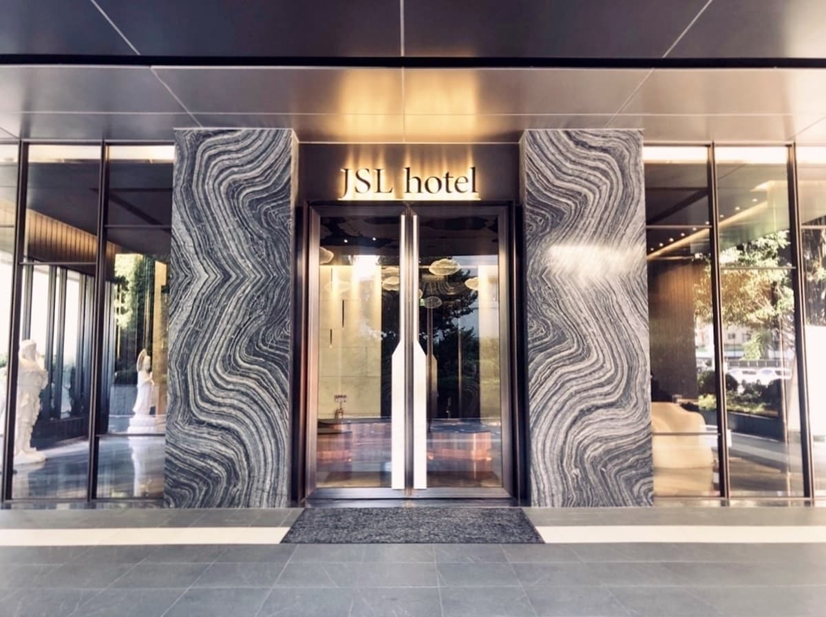 最多現省5000元！入住3家高檔飯店俯瞰市區美景，還可享空中酒吧、美人湯屋
