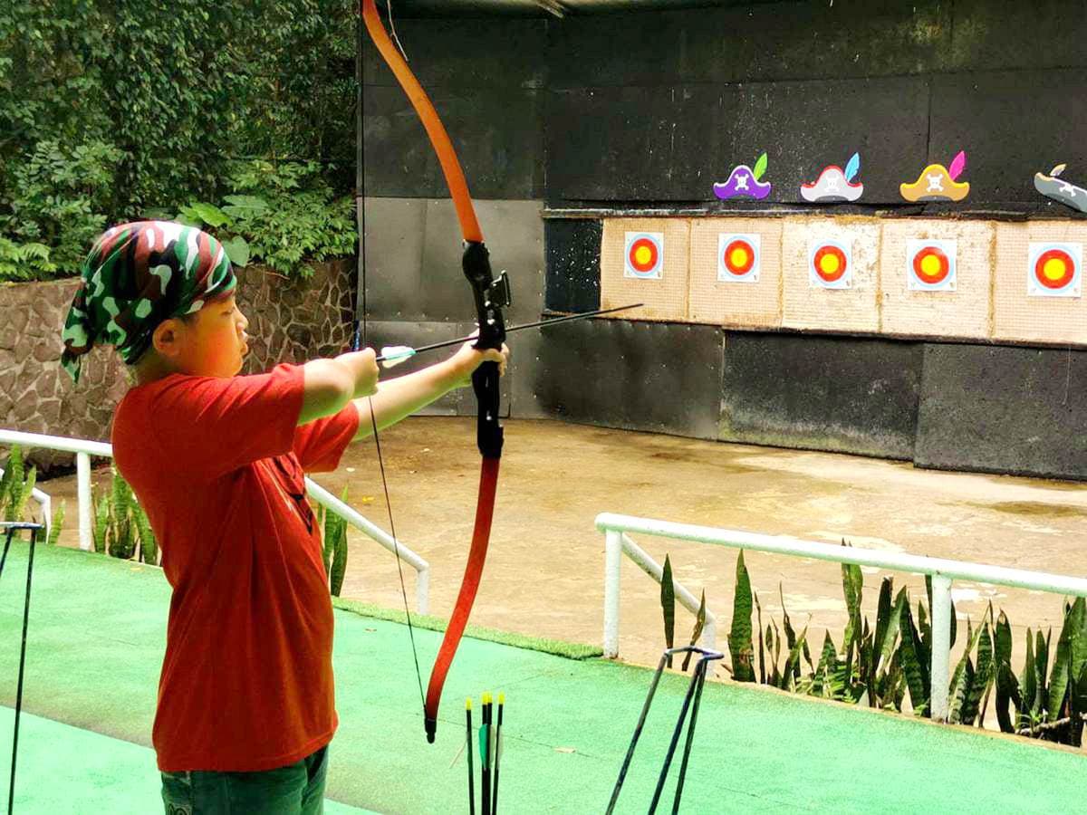 小孩真的會玩瘋！射箭、超大彈弓「闖關尋寶」，空中腳踏車、滑草、手搖船也都來