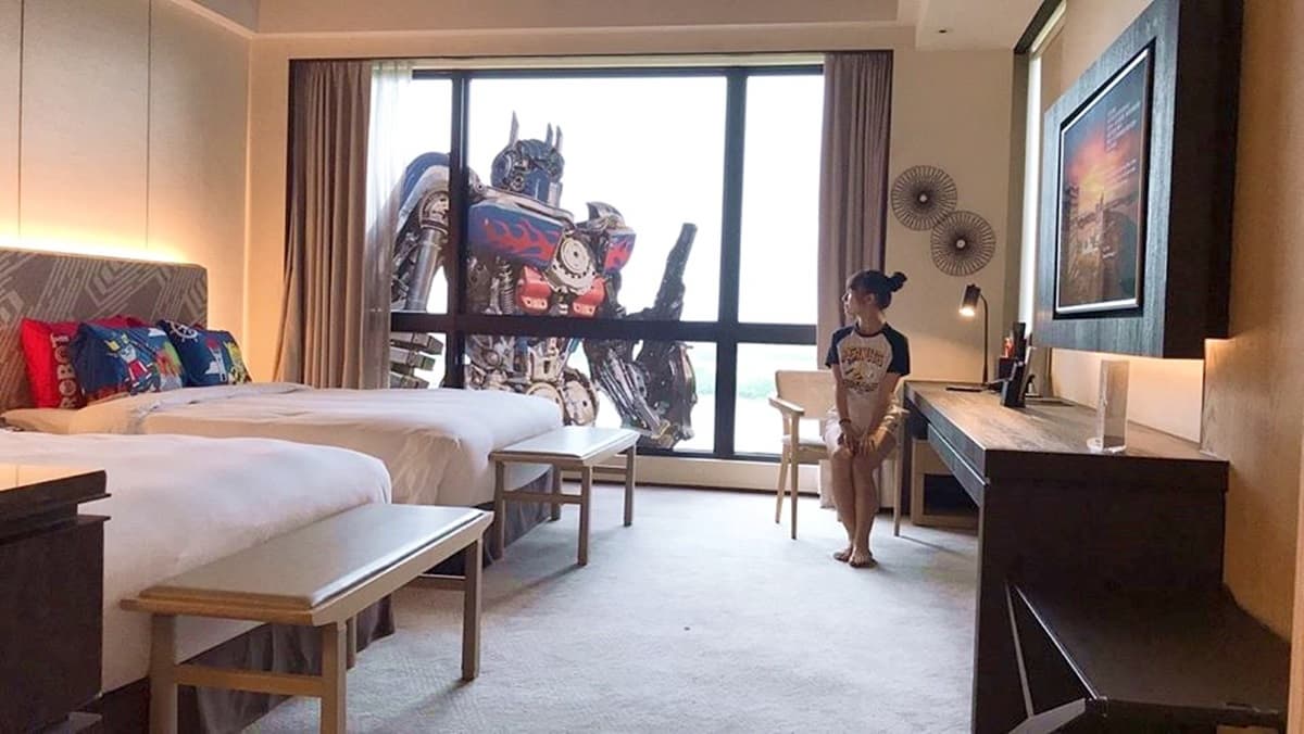 全台唯一「鋼鐵機器人」主題房！必拍3.5公尺機器人，每人不到2000元能「征服宇宙」