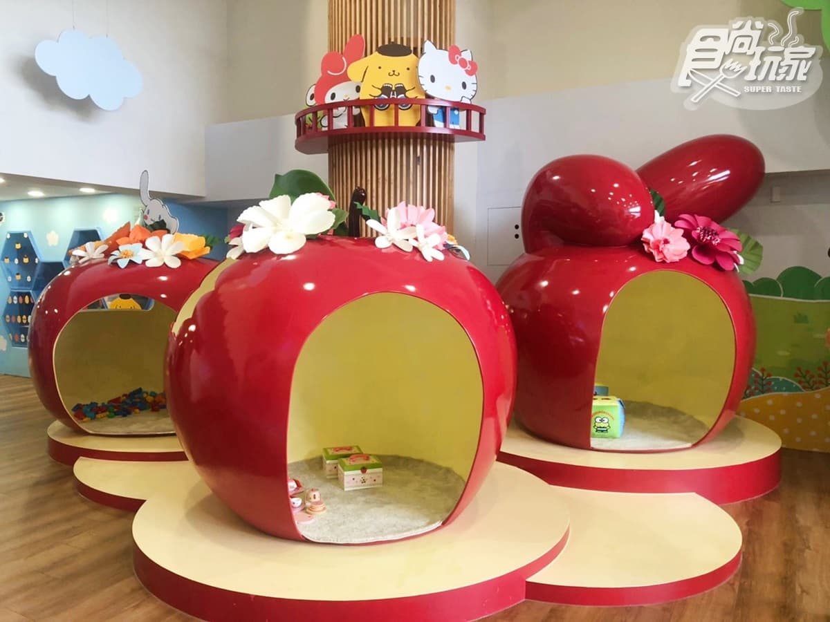 【新開店】200坪Kitty樂園開啦!Hello Kitty蘋果村親子餐廳,6大玩樂區+餐點全公開 【新開店】200坪Kitty樂園開啦!Hello Kitty蘋果村親子餐廳,6大玩樂區+餐點全公開