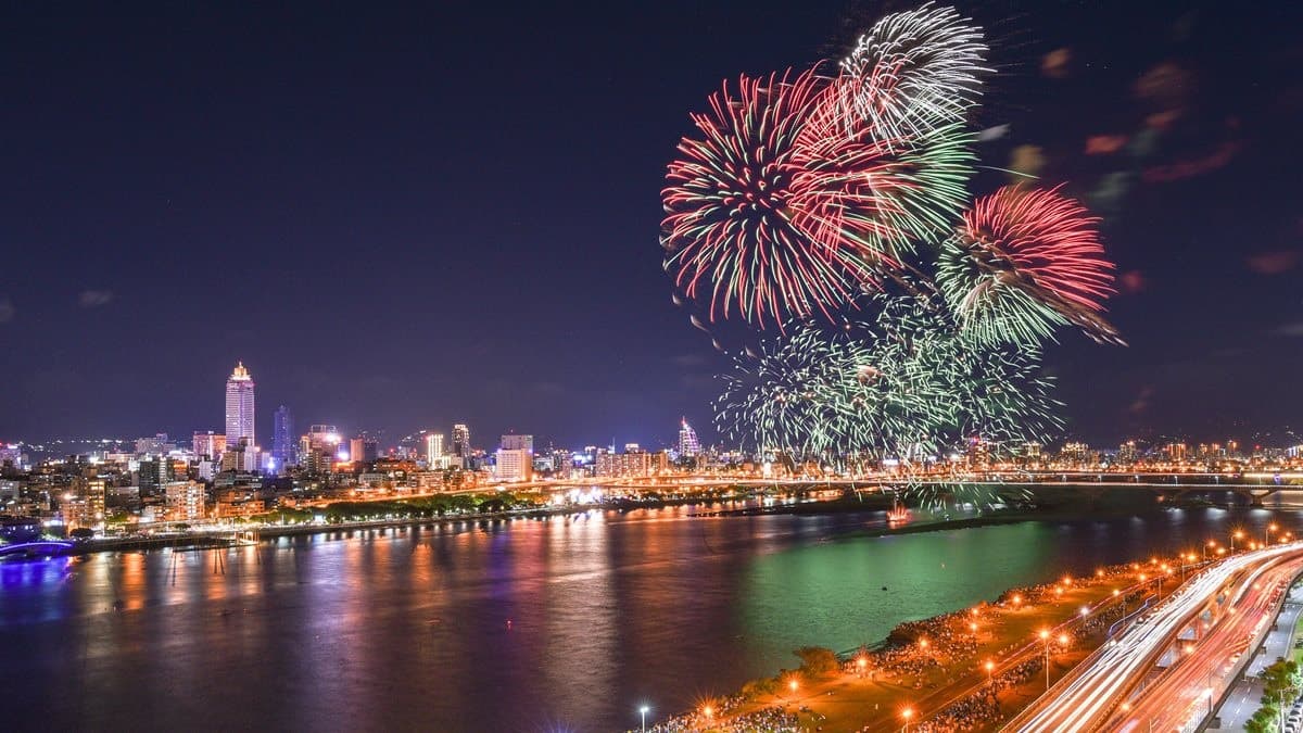 每年必追煙火秀！「2020大稻埕情人節」8/22浪漫登場，先來求月老、吃美食、加聽「免費音樂會」