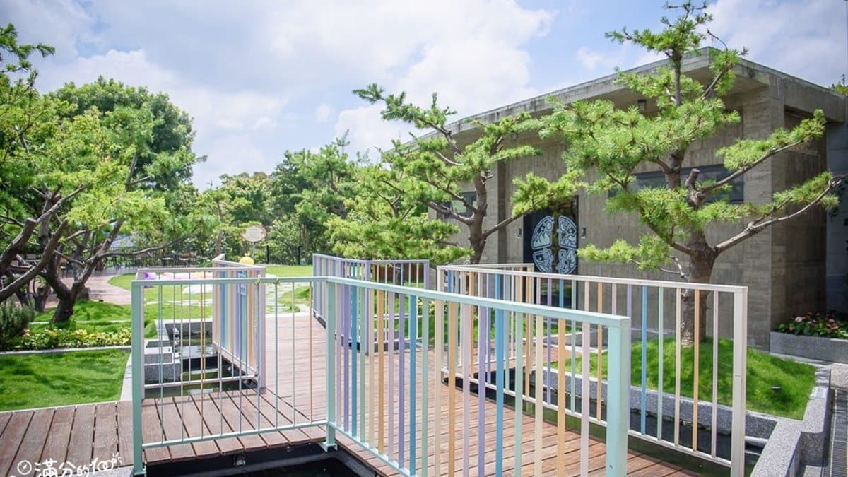 親子打卡必訪！新竹美拍餐廳有超古錐玩偶陪你用餐，還能到繽紛彩虹屋餵小鹿
