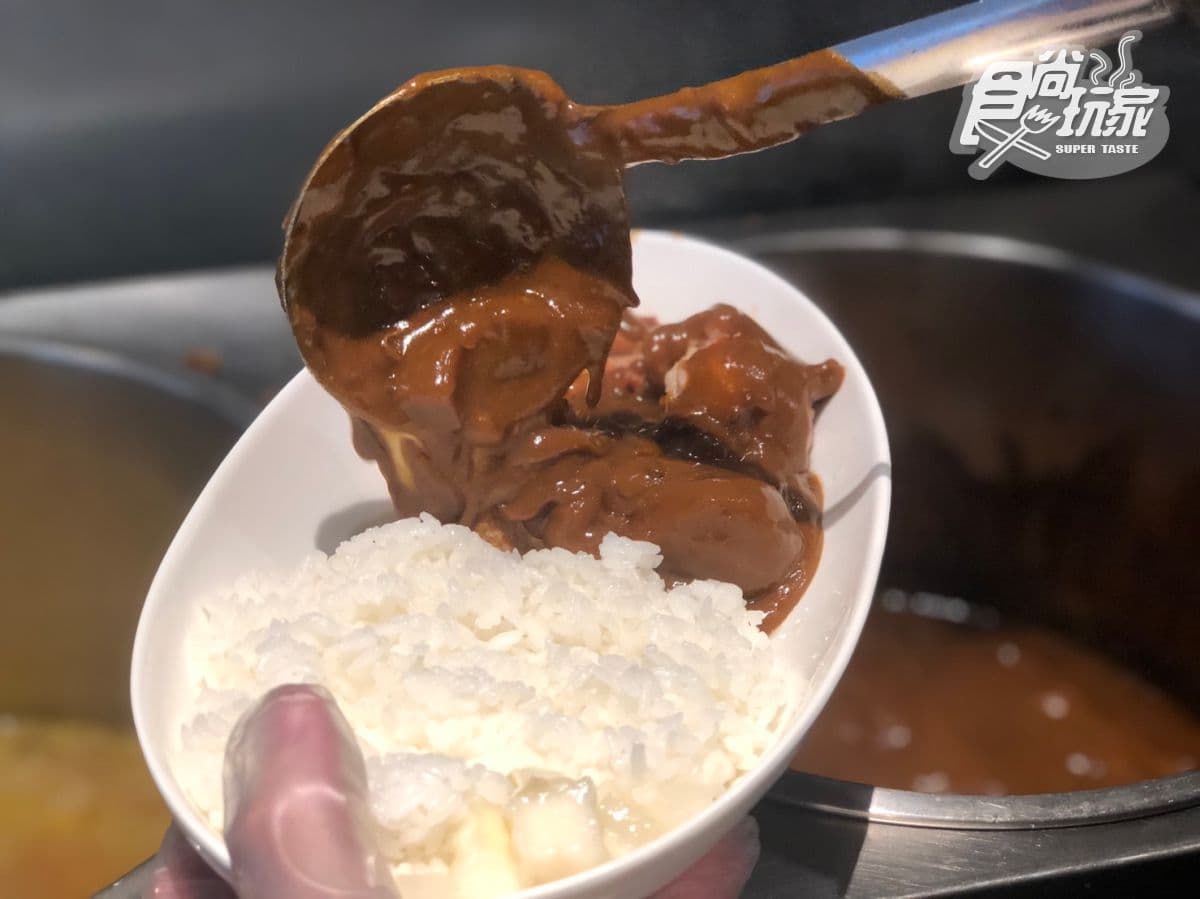 紅茶變咖哩！鶴茶樓聯手佐藤咖哩推出「鶴頂紅茶咖哩」，淡淡茶香超解膩