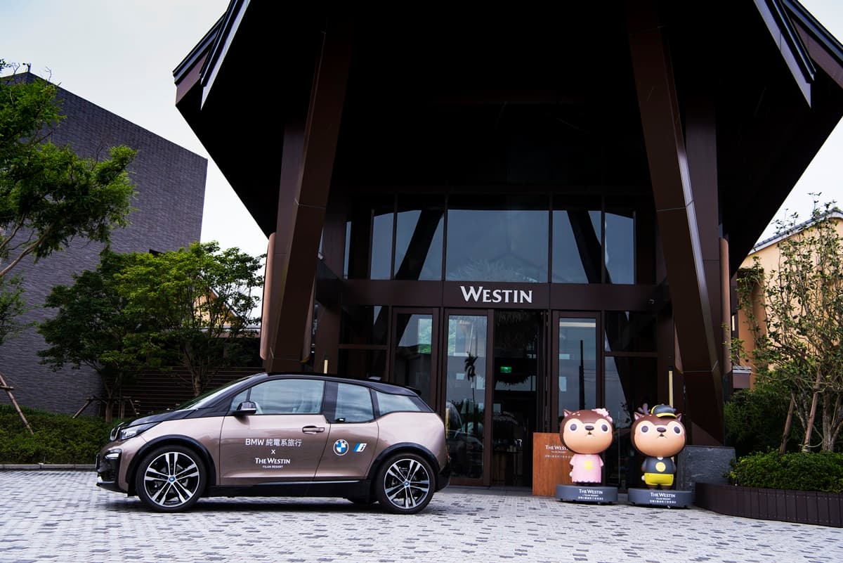 超狂「BMW主題房」！入住免費爽開BMW出去玩，抱枕、模型車都必拍