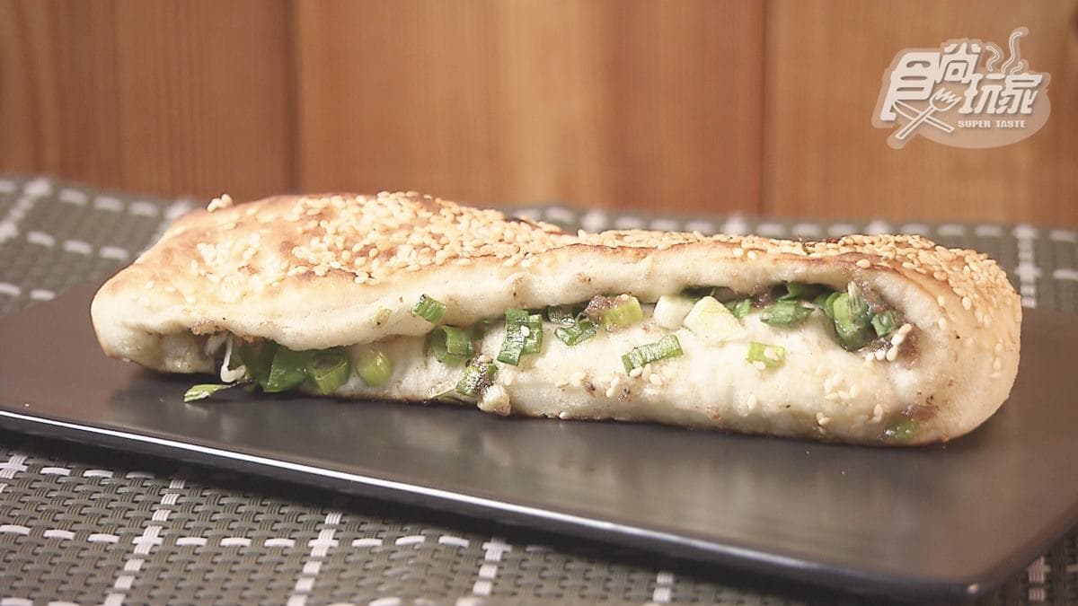 燒餅麵皮Q彈有咬勁，滿滿的蔥花蔥香濃郁。