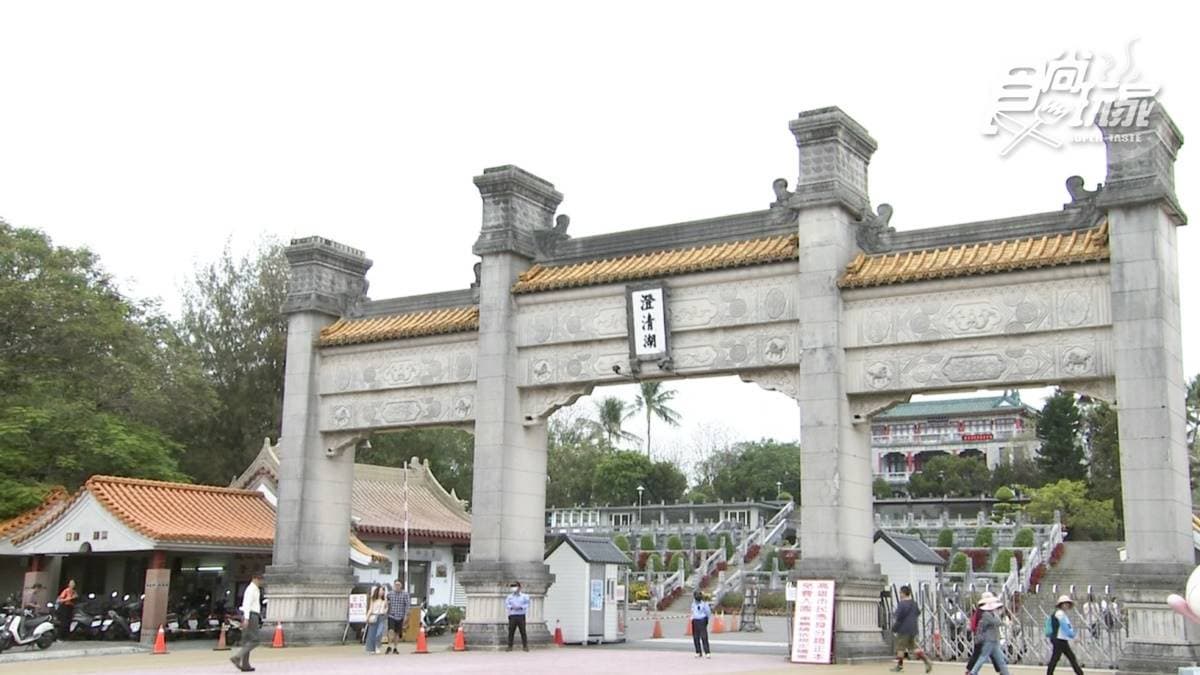 園區以三橋、六勝及八景為著名景點，還設有環湖步道。