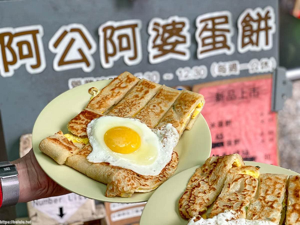 想吃得抽號碼牌！台南「巨無霸」麵糊蛋餅外酥內Q，再加1顆半熟蛋更對味