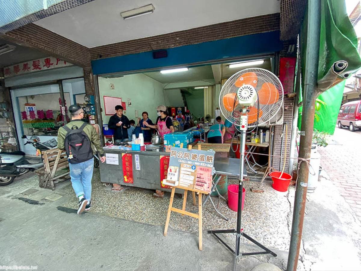 想吃得抽號碼牌！台南「巨無霸」麵糊蛋餅外酥內Q，再加1顆半熟蛋更對味