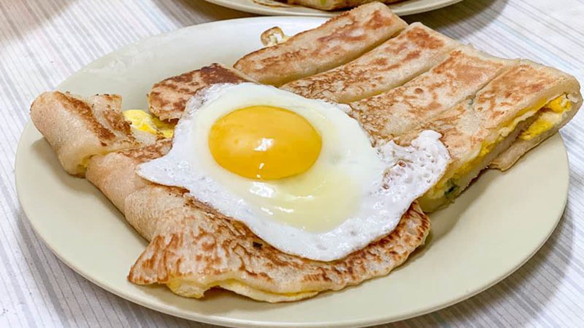 想吃得抽號碼牌！台南「巨無霸」麵糊蛋餅外酥內Q，再加1顆半熟蛋更對味