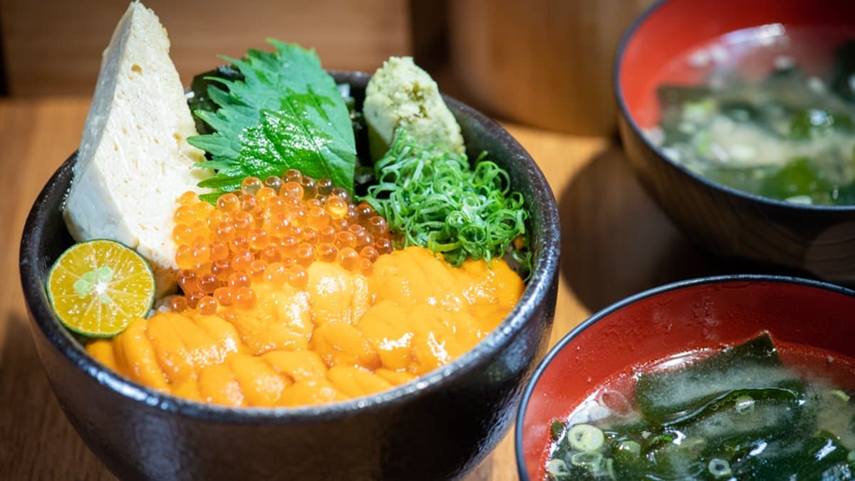 海鮮控尖叫!中壢浮誇日式丼飯有滿滿白蝦與海膽,味噌湯、溫醋飯還能無限續 海鮮控尖叫!中壢浮誇日式丼飯有滿滿白蝦與海膽,味噌湯、溫醋飯還能無限續