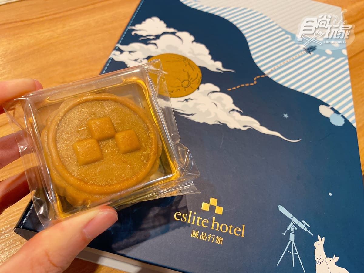 網美快拍！全台唯一超特別「書本」月餅，整本「兔兔星空」能吃客家擂茶、驚喜臘腸