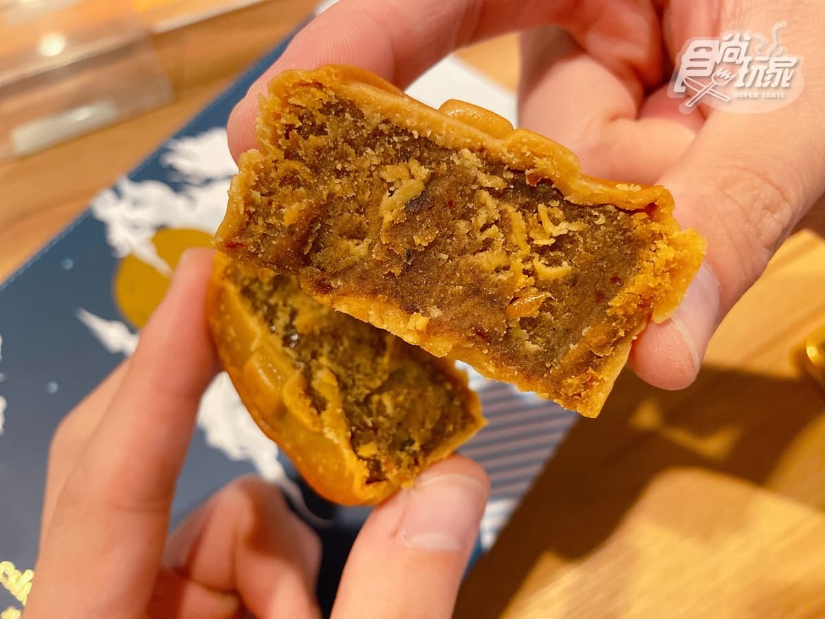 網美快拍！全台唯一超特別「書本」月餅，整本「兔兔星空」能吃客家擂茶、驚喜臘腸