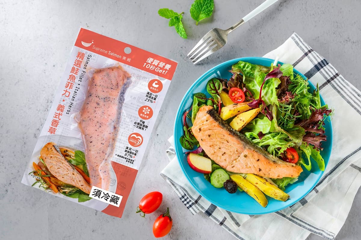 不只雞胸肉能吃！健身控最新夯品「即食包鮭魚」，10秒能變出網美早午餐