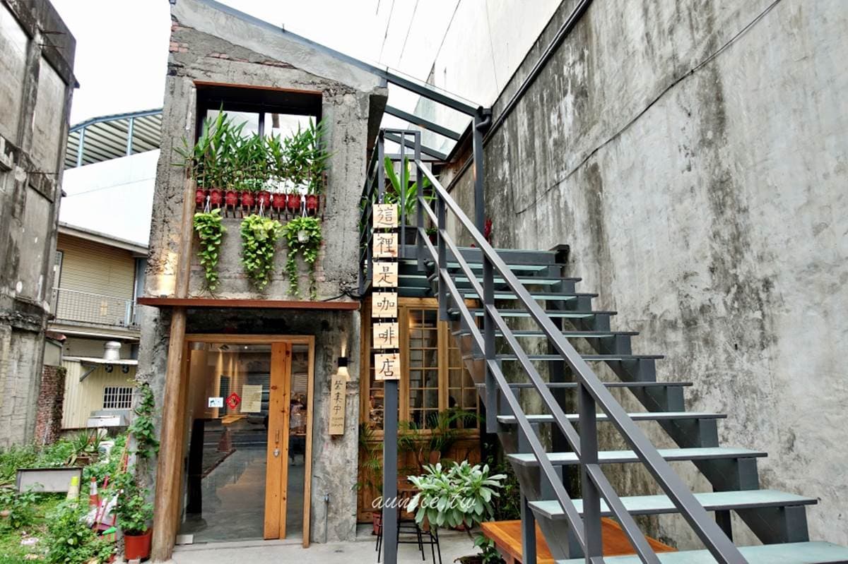 沒想到是咖啡廳！宜蘭廢墟風老屋藏特調「雙青蜂」拿鐵，還有人氣布丁也必吃