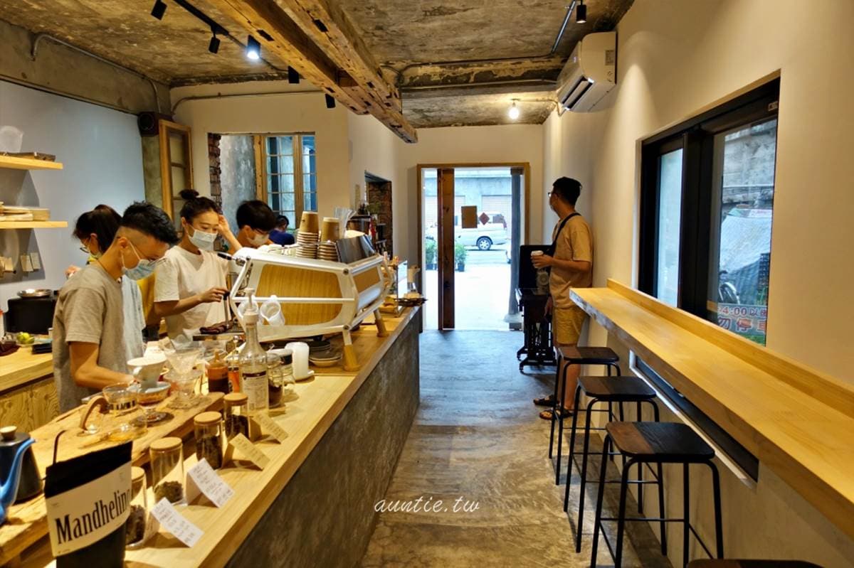 沒想到是咖啡廳！宜蘭廢墟風老屋藏特調「雙青蜂」拿鐵，還有人氣布丁也必吃