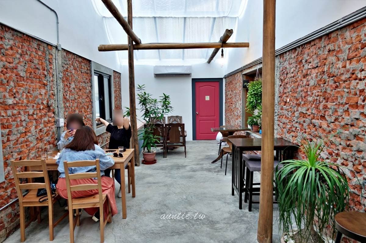沒想到是咖啡廳！宜蘭廢墟風老屋藏特調「雙青蜂」拿鐵，還有人氣布丁也必吃