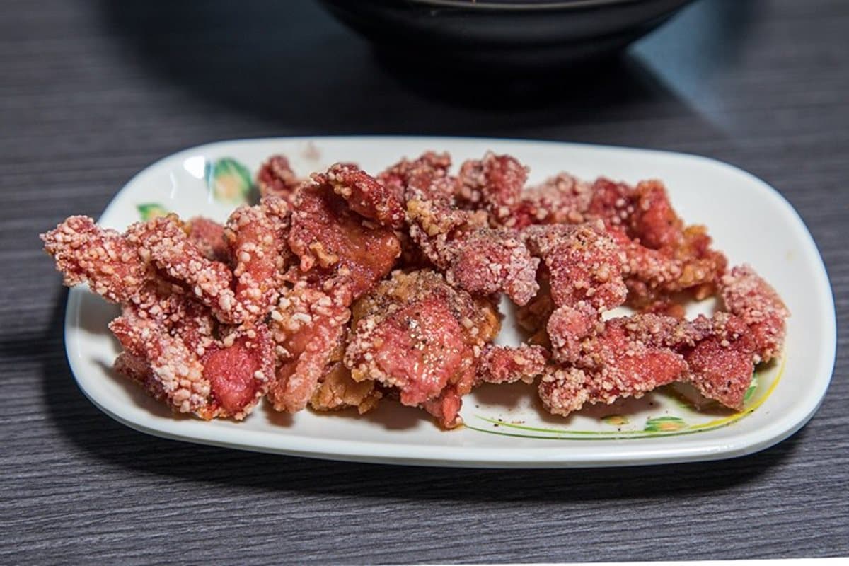 想吃先排半小時！「高梁牛肉麵+紅糟餛飩」上桌噴香，牛油拌麵入口銷魂
