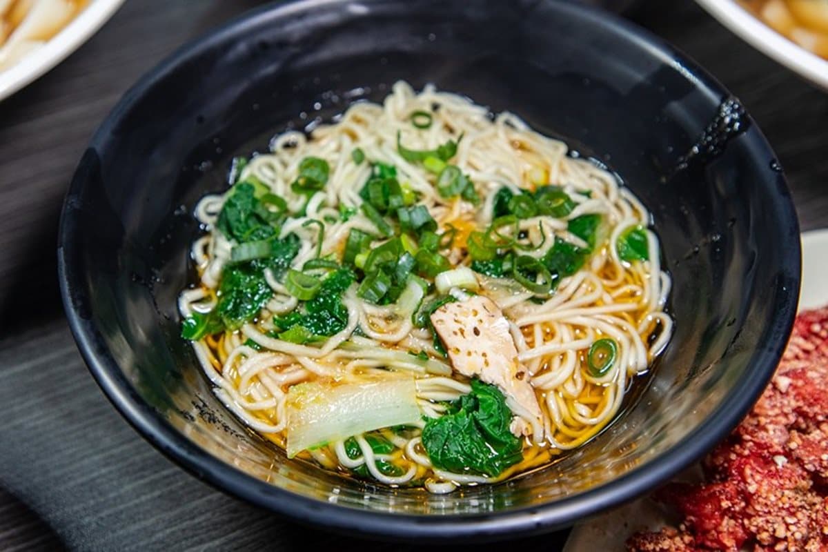 想吃先排半小時！「高梁牛肉麵+紅糟餛飩」上桌噴香，牛油拌麵入口銷魂
