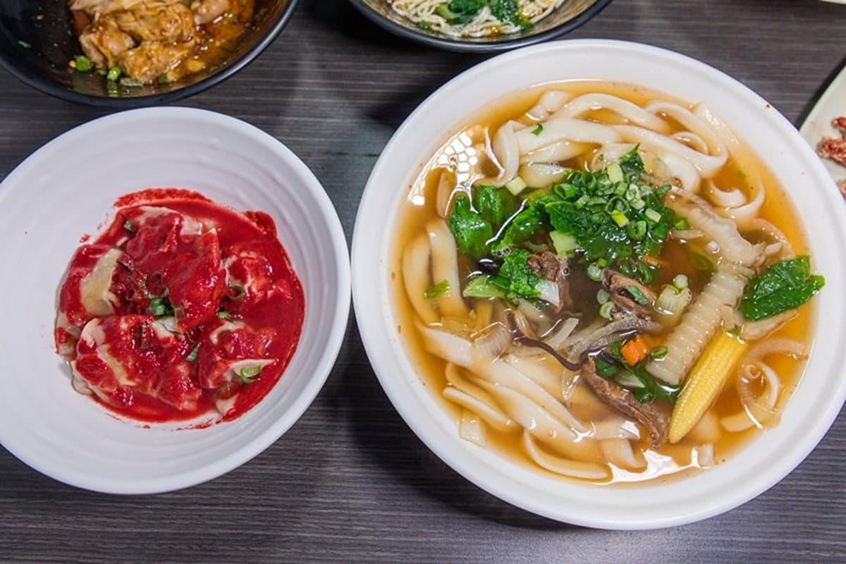 想吃先排半小時！「高梁牛肉麵+紅糟餛飩」上桌噴香，牛油拌麵入口銷魂