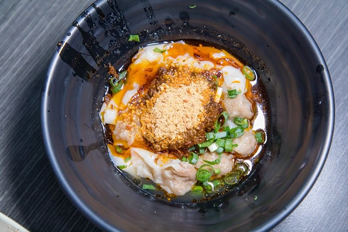 想吃先排半小時！「高梁牛肉麵+紅糟餛飩」上桌噴香，牛油拌麵入口銷魂
