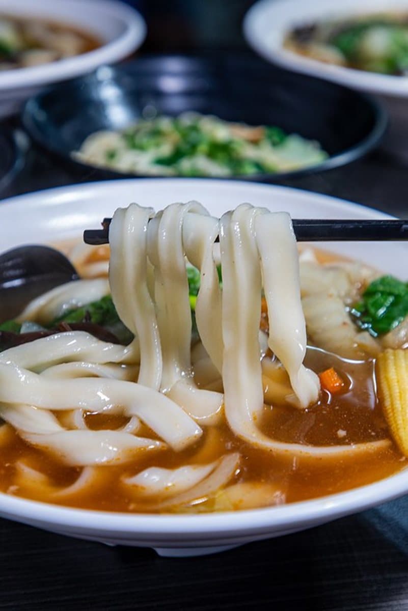 想吃先排半小時！「高梁牛肉麵+紅糟餛飩」上桌噴香，牛油拌麵入口銷魂